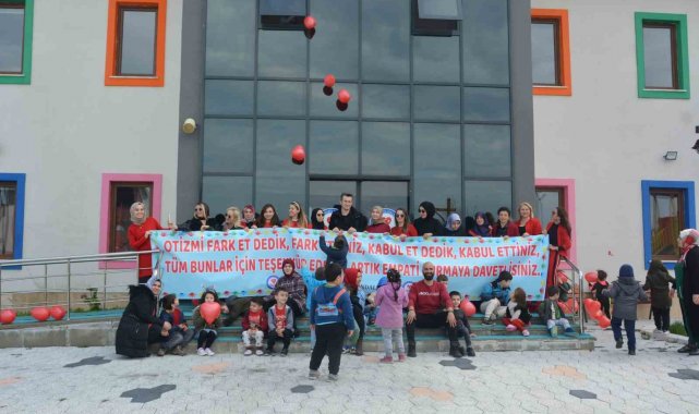 Kırmızı balonlarıyla farkındalık oluşturdular