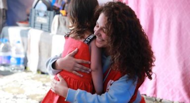 Kızılay'dan depremzede çocuklara bayramlık