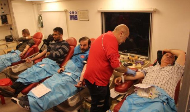 Kızılay'ın deprem bölgesindeki mobil kan bağışı kampanyasına yoğun ilgi