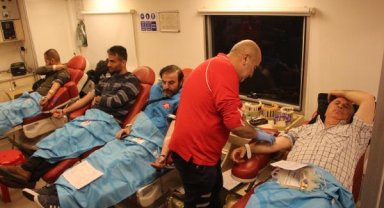 Kızılay'ın deprem bölgesindeki mobil kan bağışı kampanyasına yoğun ilgi