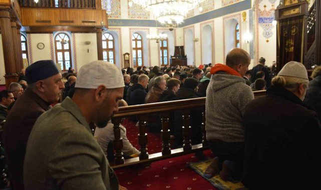 Kocaeli'de vatandaşlar bayram namazı için camileri doldurdu
