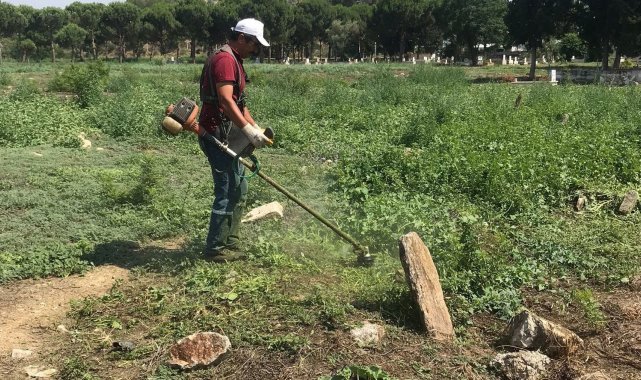 Koçarlı'da mezarlık ve camiler bayrama hazırlanıyor