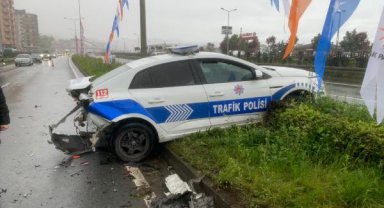 Kontrolden çıkan otomobil, polis aracına çarptı: 1'i polis 2 yaralı