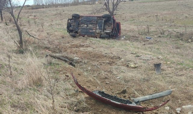 Kontrolden çıkan otomobil tarım arazisine devrildi