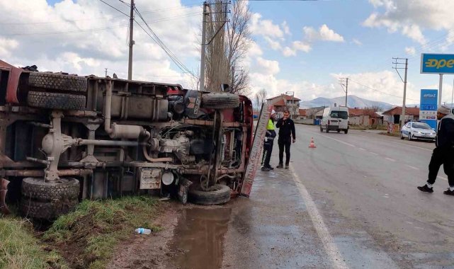 Kontrolden çıkarak devrilen kamyonetin sürücüsü yaralandı