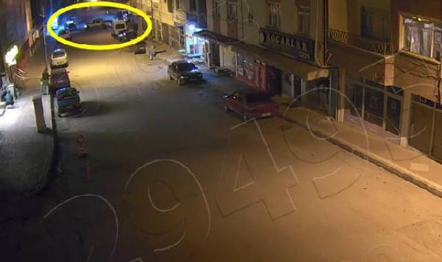Kontrolünü yitirdiği kamyonetiyle park halindeki 6 araca çarpıp, kaçtı