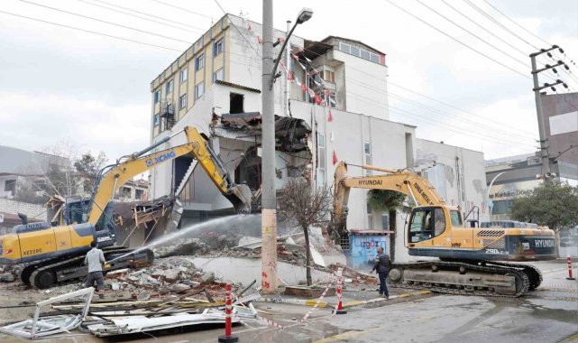 Körfez'de riskli kamu binaları yıkılıyor