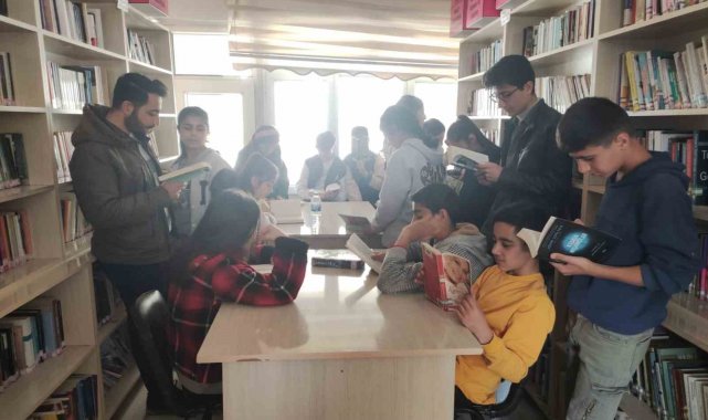 Köy okulundaki öğrenciler halk kütüphanelerini geziyor