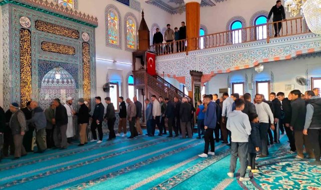Köyceğiz'de bayram namazında camiler doldu taştı
