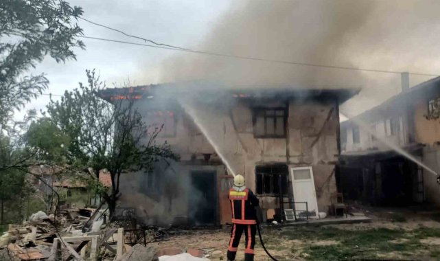 Köyde çıkan yangında bir ev alev alev yandı