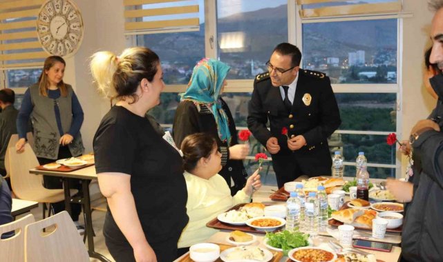 Kozan polisi depremzedeleri yalnız bırakmadı