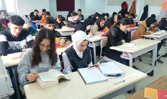 Kozluk'ta kitap okuma seferberliği vatandaşlar tarafından ilgiyle karşılandı