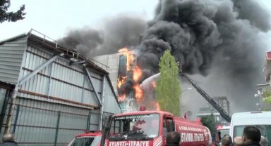 Küçükçekmece'de Akit Gazetesi'nin de bulunduğu binada yangın