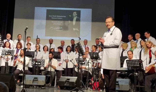Kurtuluş Türk Halk Müziği Korosu'nun 'doktor-hekim-tabip' türküleri konseri yoğun ilgi gördü