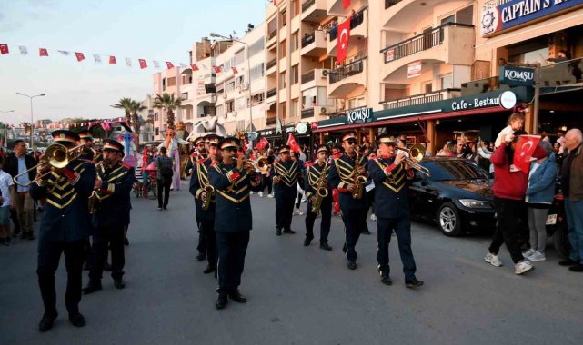 Kuşadası'nda 23 Nisan korteji renkli görüntülere sahne oldu