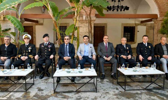 Kuşadası'nda ilçe protokolü vatandaşlar ile bayramlaştı