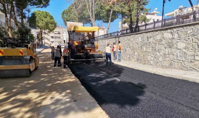 Kuşadası'nda yol çalışmaları devam ediyor