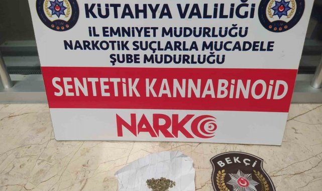 Kütahya'da sürücünün araçtan attığı kağıt parçasının arasından uyuşturucu çıktı