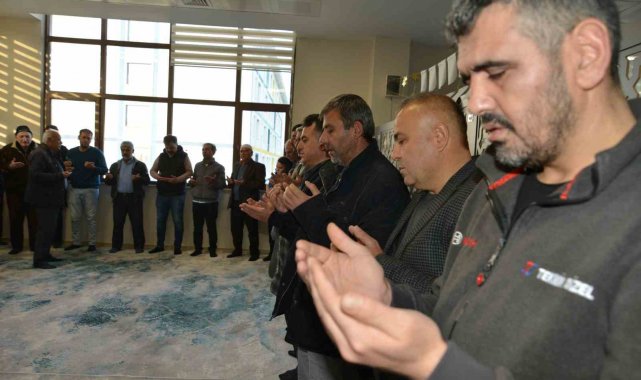 KYK yurdunda kalan depremzedeler bayram namazında bir araya geldi