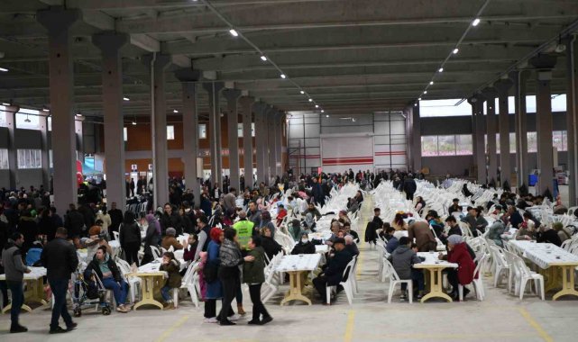 Lapseki Belediyesi 4 bin kişilik iftar verdi