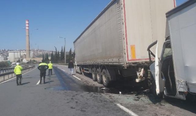 Lastiği patlayan TIR'a çarpan kamyonetin sürücüsü yaralandı