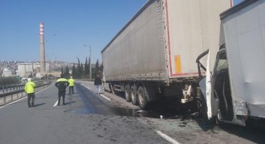 Lastiği patlayan TIR'a çarpan kamyonetin sürücüsü yaralandı