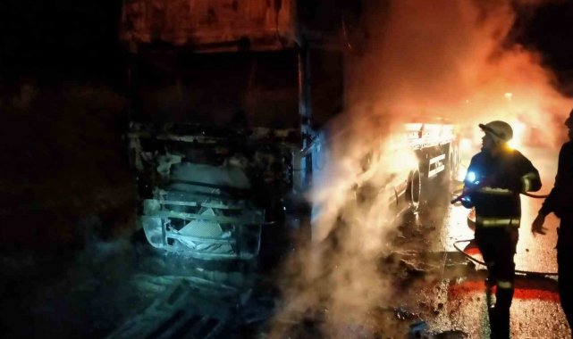 Lastiklerde başlayan yangın kısa sürede tırı sarıp hurdaya çevirdi