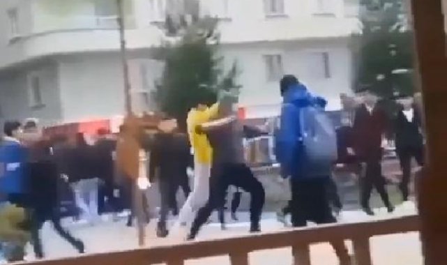 Liselilerin tekmeli- yumruklu kavgası kamerada