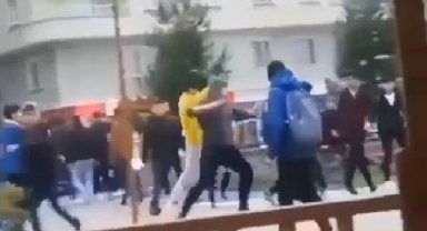 Liselilerin tekmeli- yumruklu kavgası kamerada