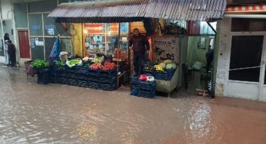 Maden'de sağanak; iş yerlerini su bastı
