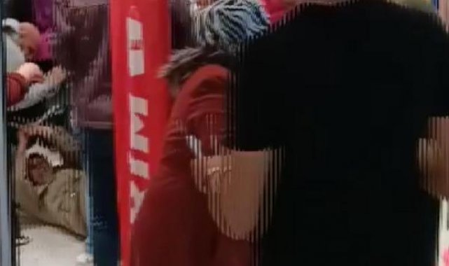 Mağazada indirimli kıyafet izdihamı