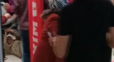 Mağazada indirimli kıyafet izdihamı