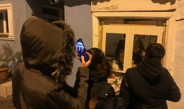 Mahalle arasındaki bir garip aynayı görenler hem şaşırıyor hem de bakmadan geçemiyorlar