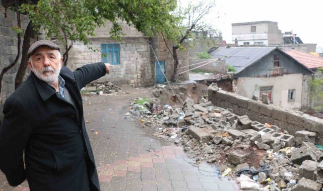 Mahallenin yolundaki çöküntü tedirginlik oluşturdu