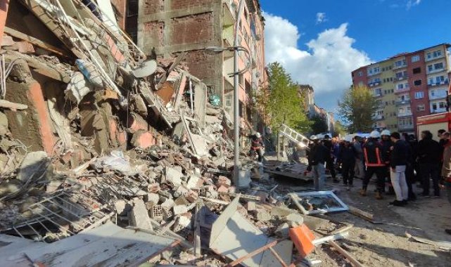 Malatya'da 6 katlı bina çöktü; yandaki binadan 7 kişi tahliye edildi