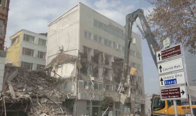 Malatya'da ağır hasarlı binaların yıkımı ve enkaz kaldırma çalışmaları sürüyor