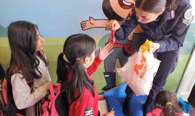 Malatya'da depremzede çocuklara jandarma şefkati