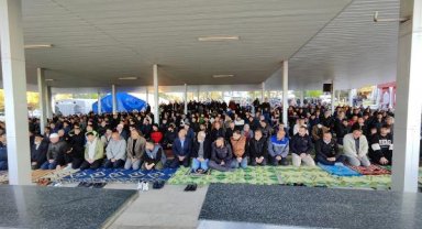 Malatya'da namaz sonrası mezarlıkta buruk bayram