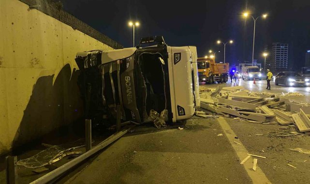Maltepe'de kontrolden çıkan tır yol ayrımından D-100 kara yoluna düştü: 1 yaralı