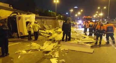 Maltepe'de mermer yüklü TIR D-100 Karayolu'na uçtu: 1 yaralı