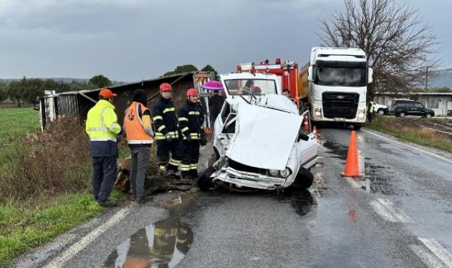 Manisa'da otomobil ile kamyon çarpıştı; 2 ölü