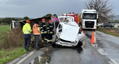 Manisa'da otomobil ile kamyon çarpıştı; 2 ölü