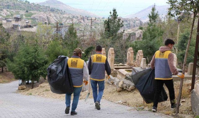 Mardin'de Ramazan Bayramı öncesi mezarlıklarda temizlik ve bakım çalışması