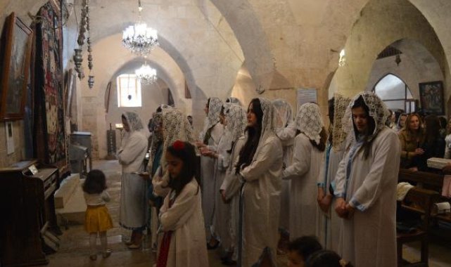 Mardin'de tarihi 2 kilisede 'paskalya' ayini