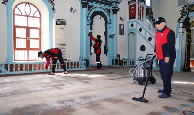 Menteşe Camilerinde Bayram temizliği