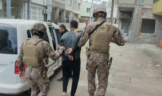 Mersin'de 77 adrese şafak vakti kökünü kurutma operasyonu