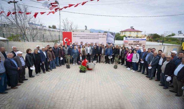 Mersin'de çiftçilere zeytin ve passiflora fidanı desteği