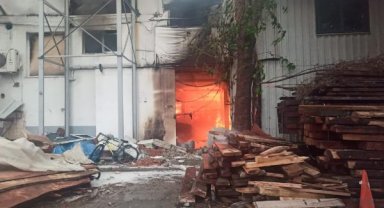 Mersin'de mobilya imalathanesinde korkutan yangın