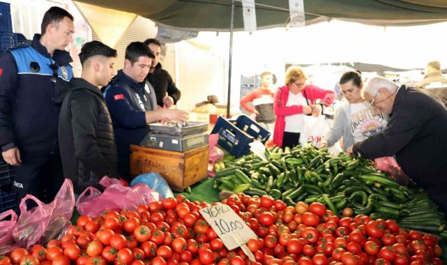 Mersin'de pazarcı esnafı denetleniyor