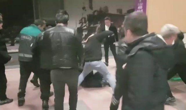 Metro istasyonundaki kavgada yumruklar konuştu